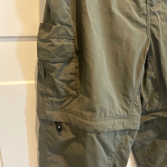Magellan Outdoors Mens XL Convertible Cargo Pants Zip Off Legs Olive Green Fish - Picture 2 of 7